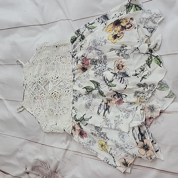 coco + jaimeson Tops - Coco + Jaimeson Size Small Beautiful Flowy Floral Cute Out Lace Criss Cross Tank